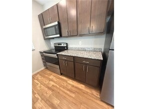 1901 Pirate Dr in Crookston, MN - Foto de edificio - Building Photo