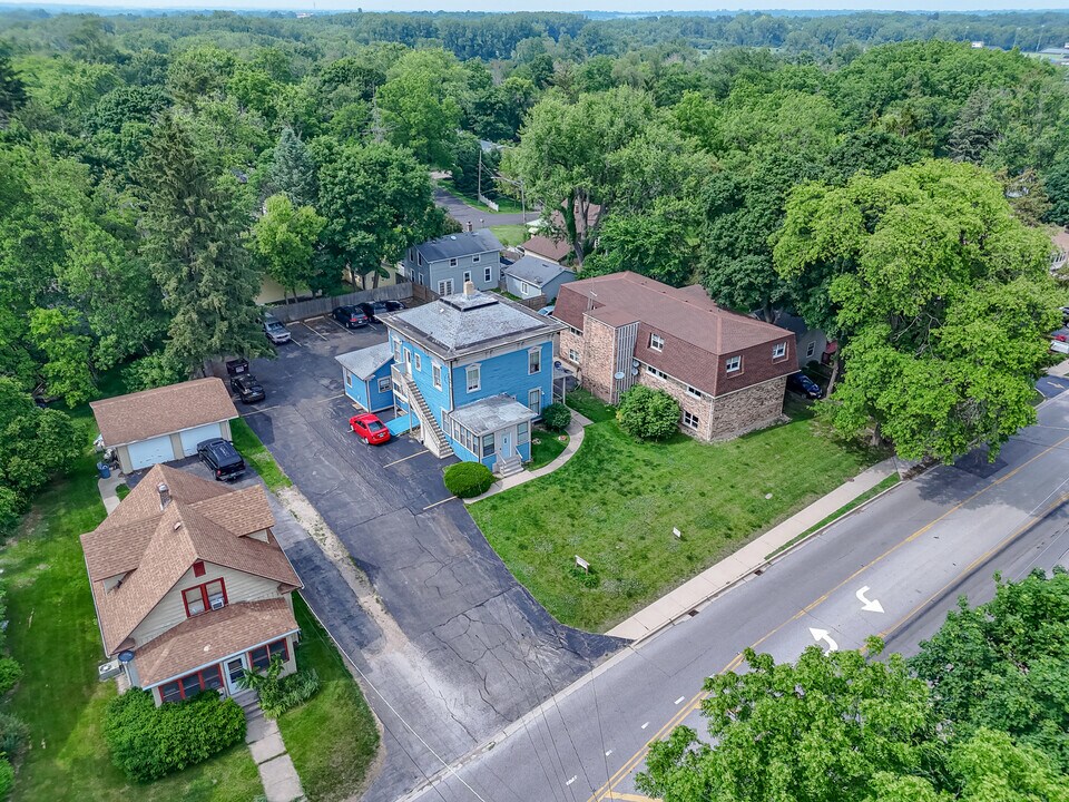 639 McHenry Ave in Woodstock, IL - Foto de edificio