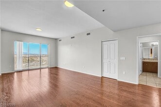 8255 S Las Vegas Blvd in Las Vegas, NV - Foto de edificio - Building Photo