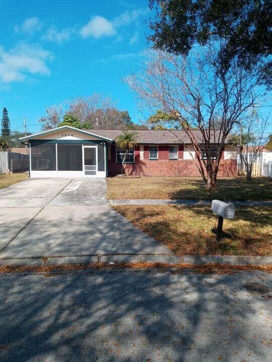 5606-5689 89th Ave in Pinellas Park, FL - Building Photo