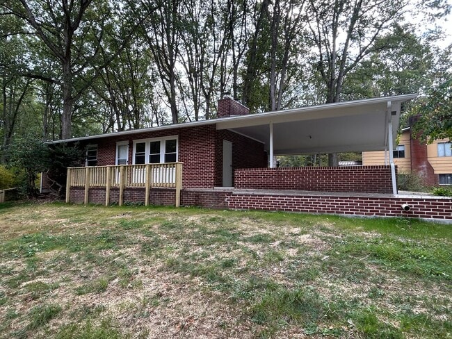 property at 1904 N Oak Ln