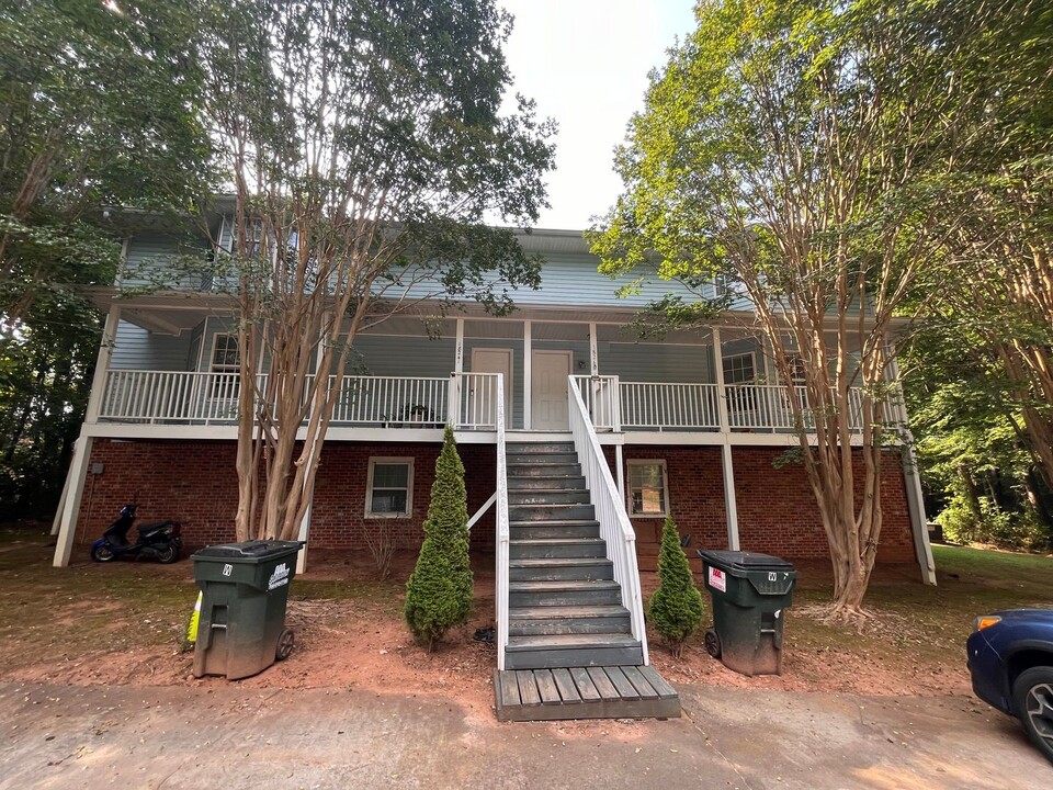 1824 Cedar Shoals Dr in Athens, GA - Foto de edificio