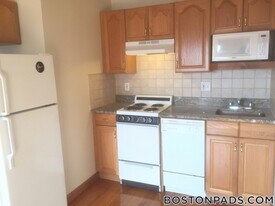 1110 Commonwealth Ave, Unit 311 in Boston, MA - Building Photo