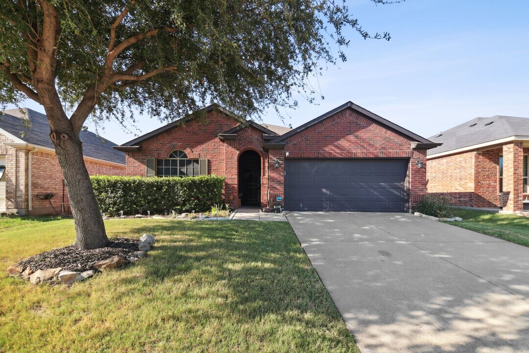 8824 Yosemite Trail in Cross Roads, TX - Building Photo
