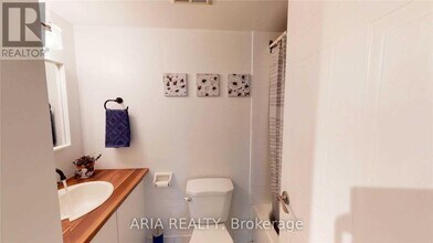 350 Webb Dr in Mississauga, ON - Building Photo - Building Photo