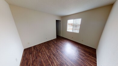 604 Venice Way in Inglewood, CA - Foto de edificio - Interior Photo