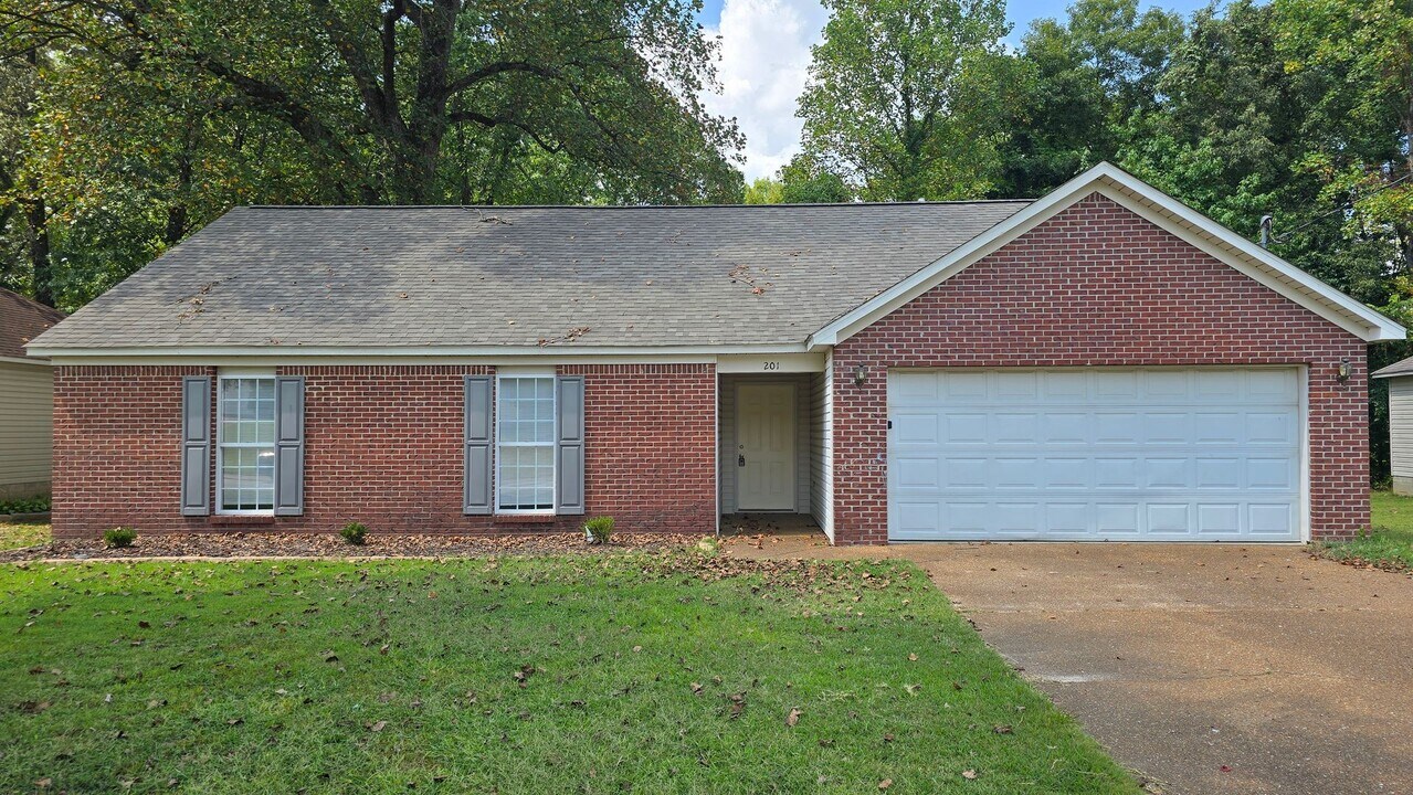 201 Bent Oaks Dr in Jackson, TN - Building Photo
