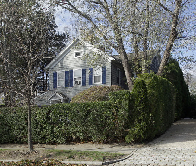 105 Meeting House Ln in Southampton, NY - Foto de edificio - Building Photo