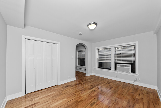 550 W Arlington Pl, Unit 704 in Chicago, IL - Foto de edificio - Building Photo