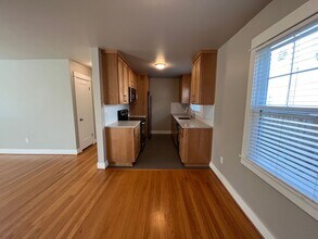 715 NE Ainsworth St in Portland, OR - Building Photo - Building Photo