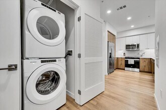 593 Camino De La Reina in San Diego, CA - Building Photo - Building Photo