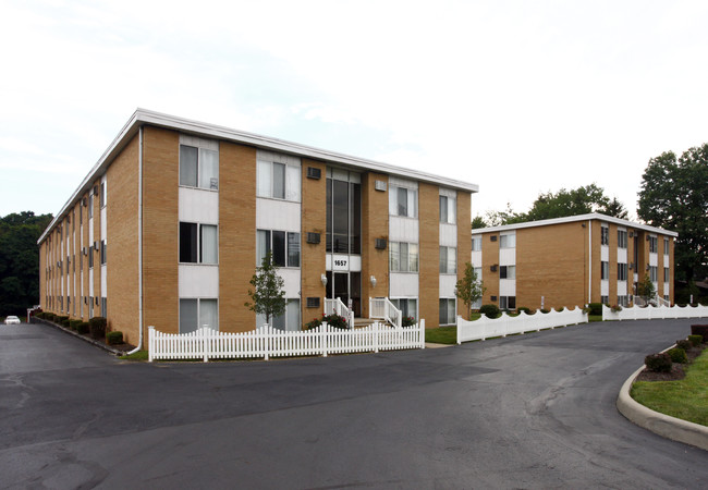 Falls Landing in Cuyahoga Falls, OH - Foto de edificio - Building Photo