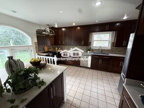 4555 Highland Dr. in Holladay, UT - Foto de edificio - Building Photo