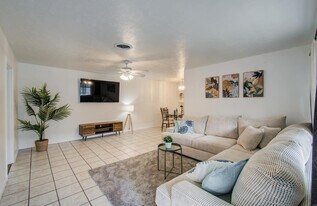 5542 Holly St in Houston, TX - Building Photo
