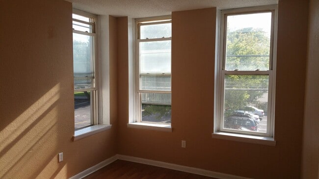 36 Pine St, Unit 2 front in Binghamton, NY - Building Photo - Building Photo