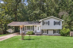 2647 Hatfield Cir SE in Atlanta, GA - Building Photo
