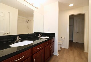 6611 W Sam Houston Pkwy S in Houston, TX - Building Photo - Building Photo