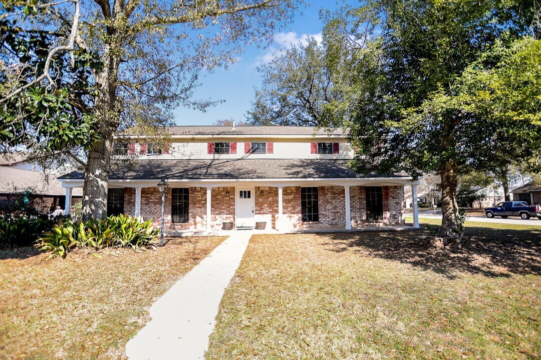 502 Rosewood Dr in Shenandoah, TX - Building Photo