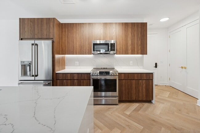 100 E Putnam Ave in Greenwich, CT - Building Photo - Building Photo