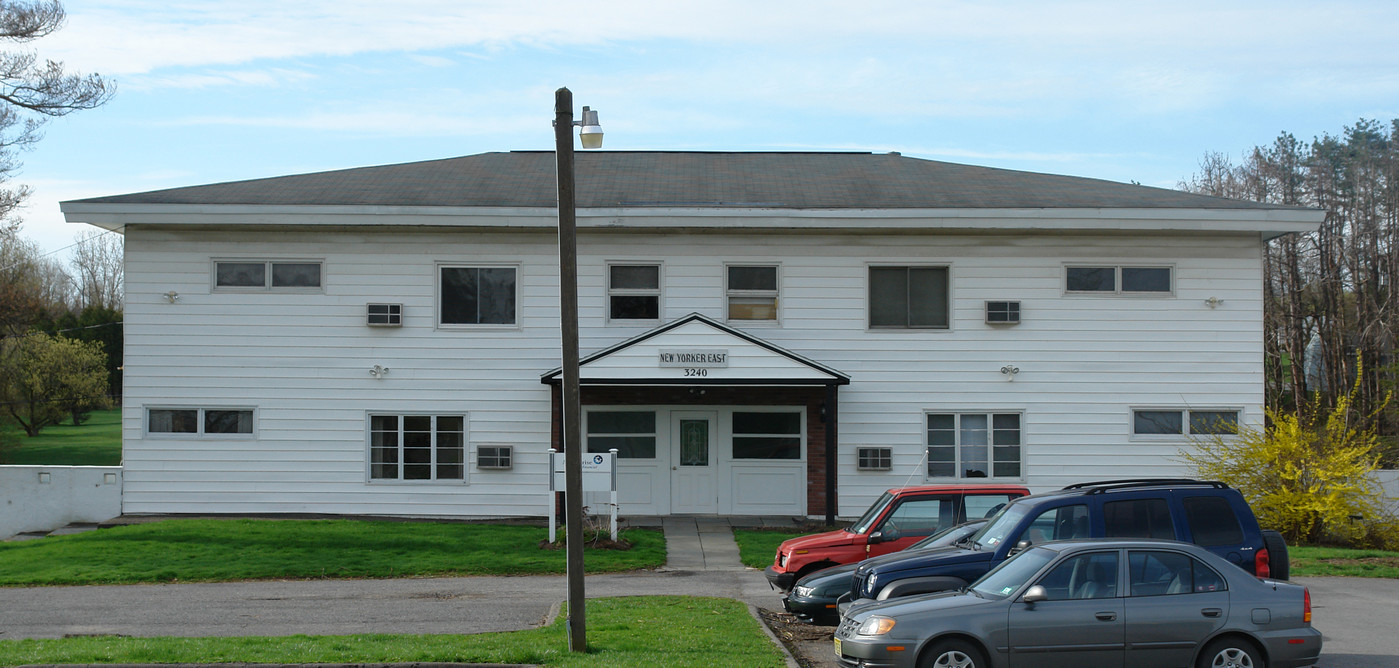 New Yorker Complex in Canastota, NY - Building Photo