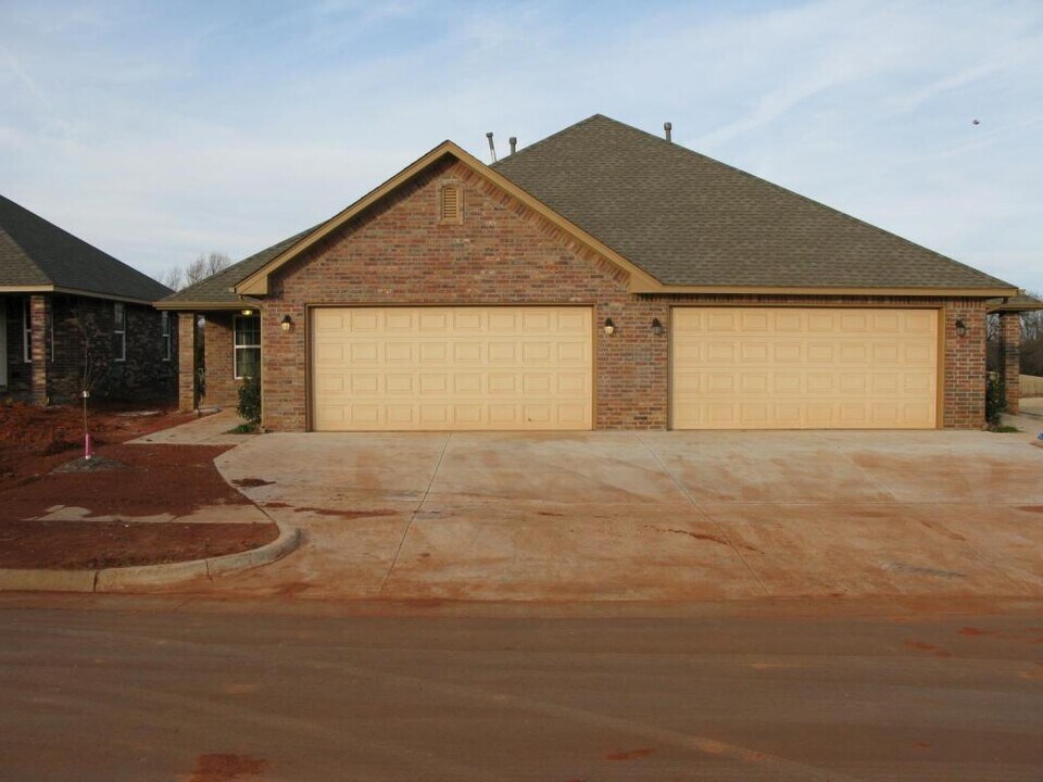 11621 Surrey Ln in Yukon, OK - Building Photo
