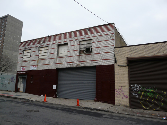 927 Courtlandt Ave in Bronx, NY - Foto de edificio - Building Photo