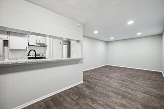 Spring Branch Gardens Apartments in Houston, TX - Building Photo - Building Photo