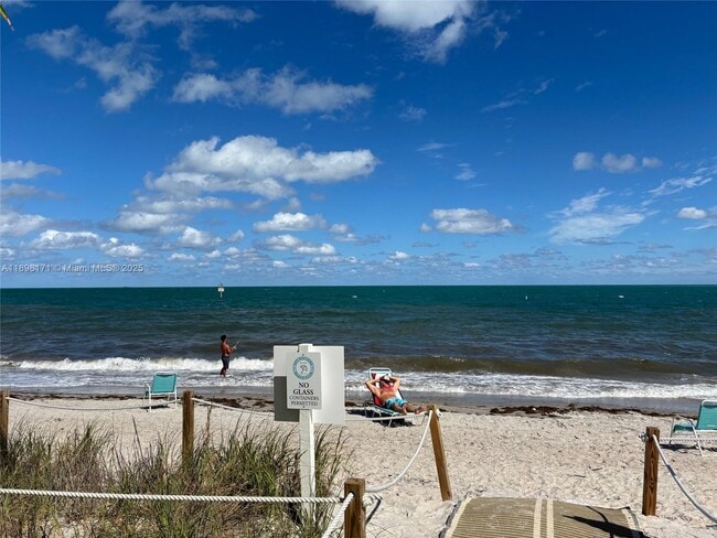 301 Sunrise Dr in Key Biscayne, FL - Building Photo - Building Photo