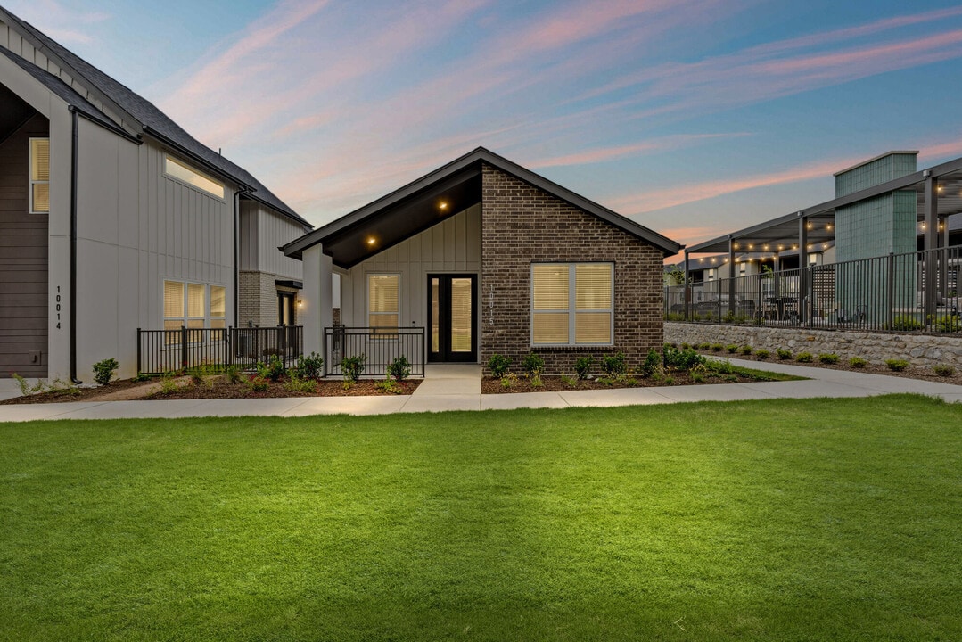 Alpine Village in Grand Prairie, TX - Building Photo