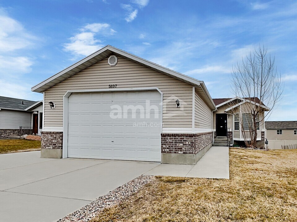 5697 S Stone Flower Way in Kearns, UT - Building Photo