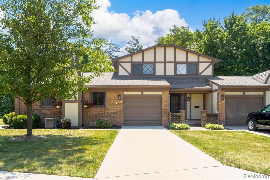 1931 Allenway Ct in Rochester Hills, MI - Foto de edificio