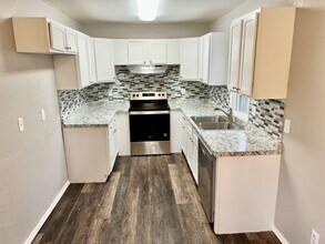 301 E Rickenbacker Dr in Midwest City, OK - Building Photo - Building Photo