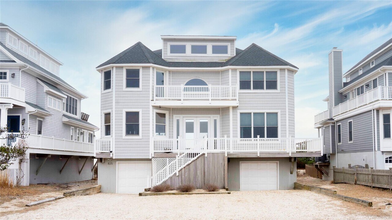 825 Dune Rd in Westhampton Beach, NY - Building Photo