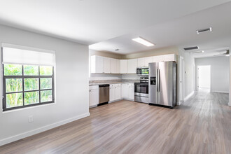 1215 Alpha St in West Palm Beach, FL - Building Photo - Building Photo