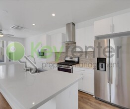 487 McClatchy Way in Sacramento, CA - Building Photo - Building Photo