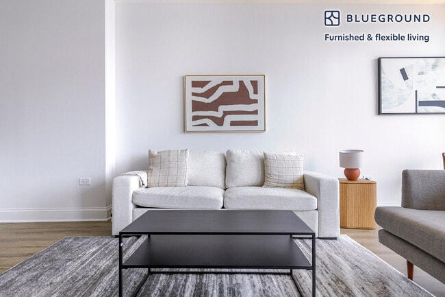 2 W Delaware Pl in Chicago, IL - Building Photo - Building Photo