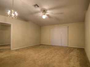 1615 Dartmouth Dr in Middleburg, FL - Foto de edificio - Building Photo