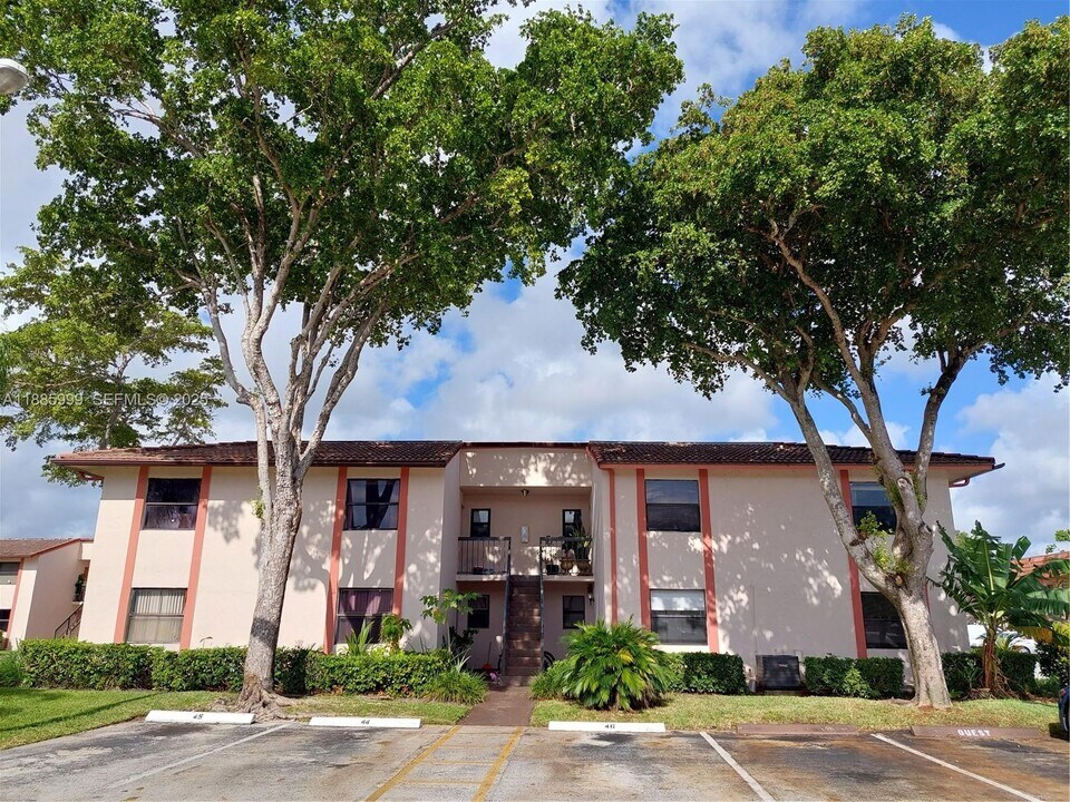 860 NE 209th Terrace in Miami, FL - Foto de edificio