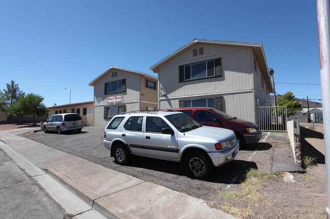 V&R Apartments in Henderson, NV - Building Photo - Building Photo