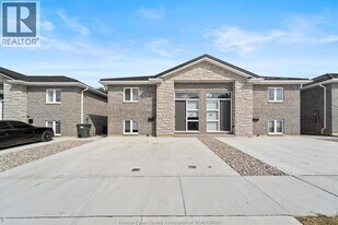 42 Maple St in Kingsville, ON - Building Photo