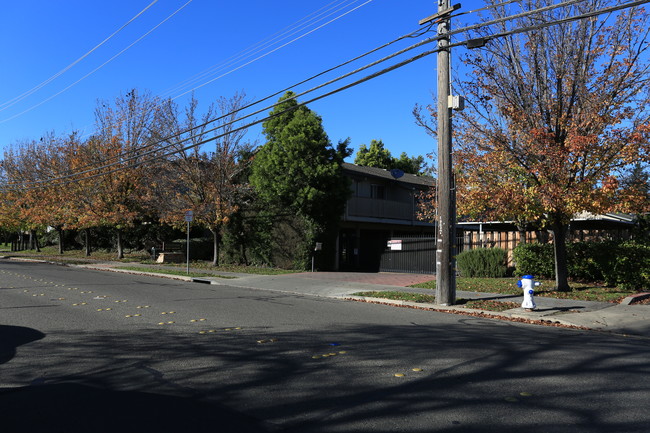 Woodside Garden Apartments in Santa Rosa, CA - Building Photo - Building Photo