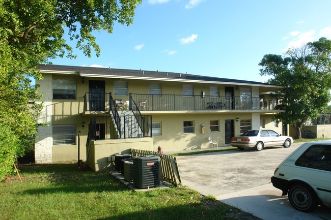 WINCHESTER CLUB CONDOMINIUM in Lake Worth, FL - Building Photo - Building Photo