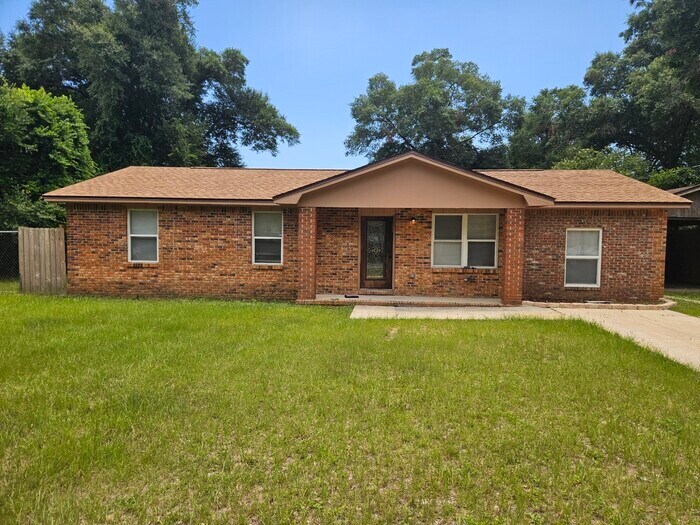 6207 Glenwood Dr in Milton, FL - Building Photo