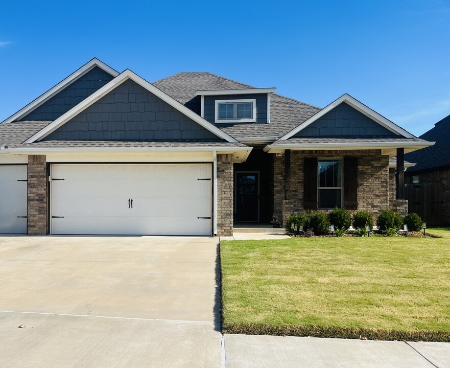 11824 Loren Brook Ln in Yukon, OK - Building Photo