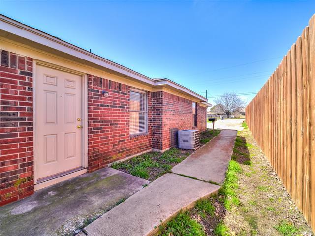 209 S Beverly St in Crowley, TX - Building Photo