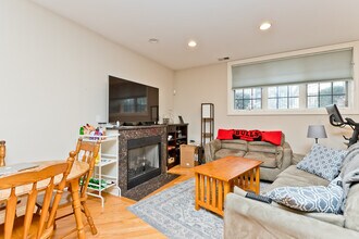 2414 W Moffat St, Unit 1 in Chicago, IL - Building Photo - Building Photo