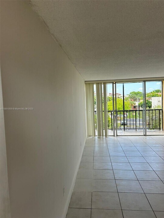 8840 Fontainebleau Blvd, Unit 401 in Miami, FL - Building Photo
