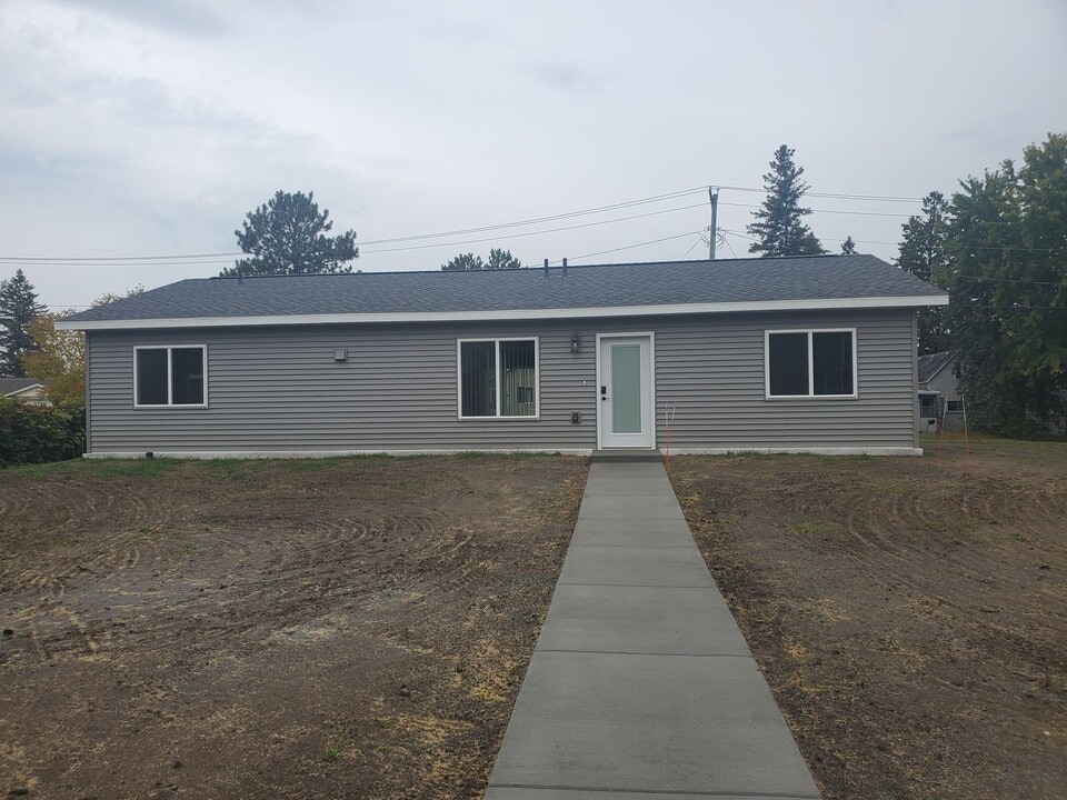 900 21st St NW in Bemidji, MN - Building Photo
