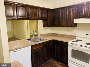 30 Valleyside Ct in Germantown, MD - Building Photo - Building Photo