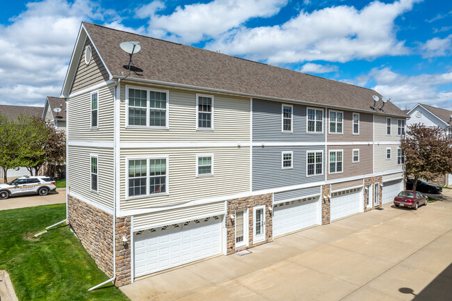 Village at Walnut Crest in Urbandale, IA - Building Photo - Building Photo